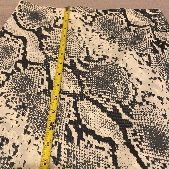 Aritzia Wilfred Kyra sneakprint midi skirt Size 4 . Very good condition - Picture 8 of 13